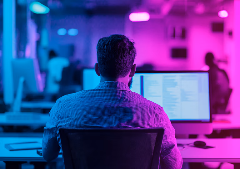 Ein Mann arbeitet am Computer